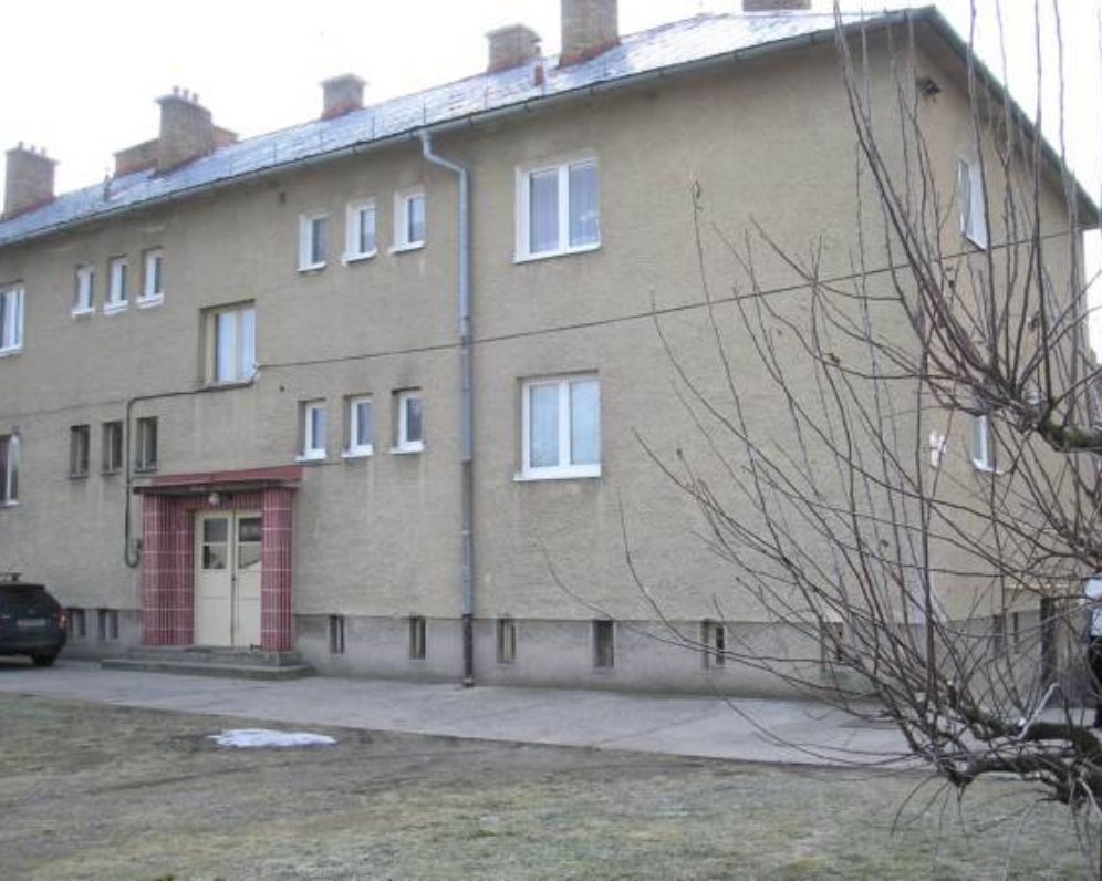 2-izbový byt v Hronseku, cca 10 km od mesta, v bezprostrednom susedstve novo zrekonštruovaného kaštieľa a dreveného kostola pod ochranou UNESCO