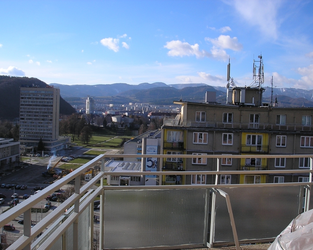 Pohľad na mesto z terasy 2-izbového bytu vo výškovom dome na tr. SNP