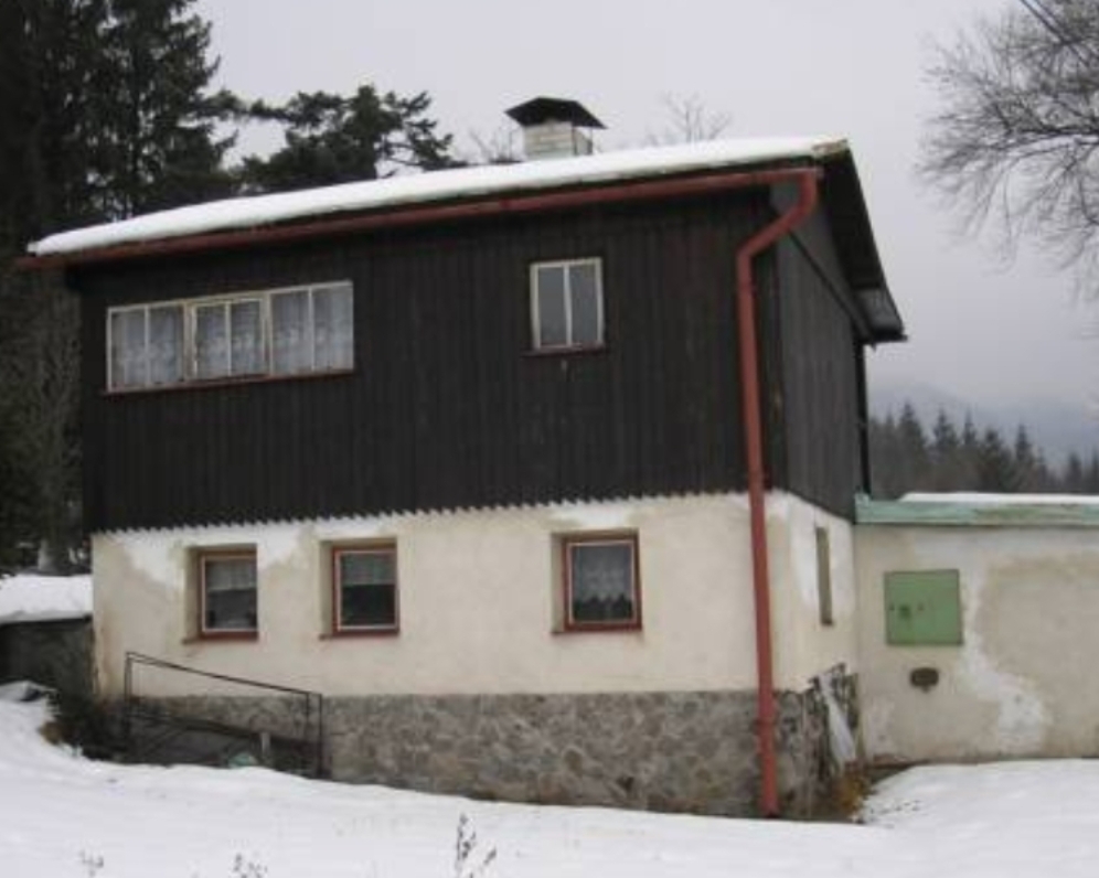 Chata s veľkým pozemkom nad obcou Králiky